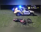 Motociclista fica ferido ao bater em placa e cair em trevo na BR-369