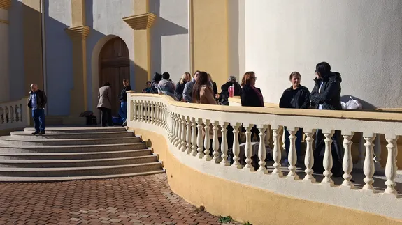 Fila é formada por fieis na Catedral