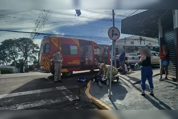 Mulher fica ferida em colisão entre moto e Fiat Toro em Apucarana