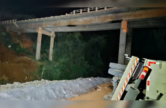 Caminhão atravessa barreira de contenção e despenca de ponte na PR-445