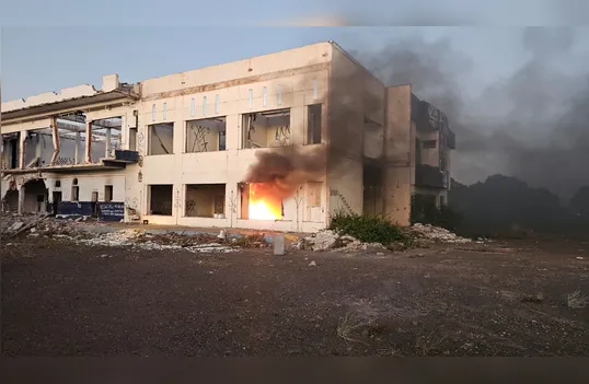 Fogo em antigo frigorífico mobiliza Corpo de Bombeiros em Apucarana