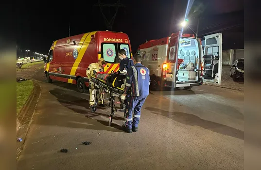 Motorista de carro atinge casal em moto e foge sem prestar socorro em Apucarana