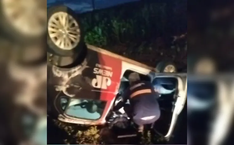 Jornalista apucaranense e cinegrafista ficam feridos após capotamento na PR-090