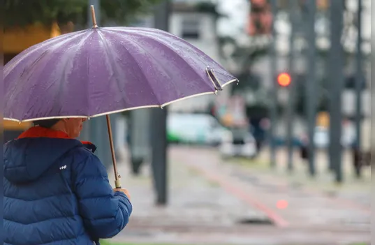 Fim de semana no Paraná terá chuvas e risco de tempestades, diz meteorologista