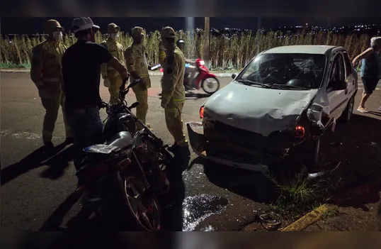 Acidente entre carro e moto deixa ferido e gera princípio de confusão entre populares em Apucarana