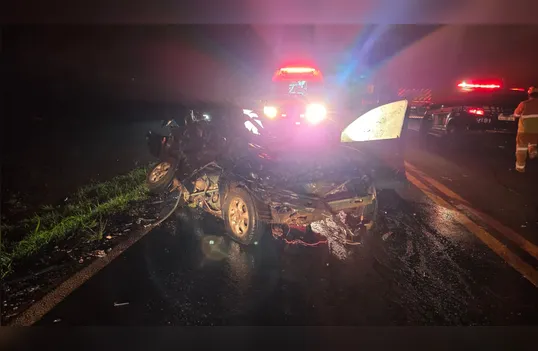 Acidente entre carro e caminhões deixa vítima em estado grave e bloqueia rodovia em Apucarana