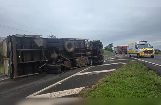 Caminhão tomba na via de acesso ao Distrito do Pirapó e deixa motorista ferido