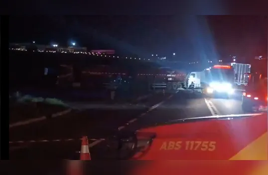 Vazamento de grande carga de combustível interdita PR-445 após colisão de carretas
