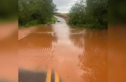 Chuva forte causa alagamentos, deslizamentos e encobre ponte no Vale do Ivaí