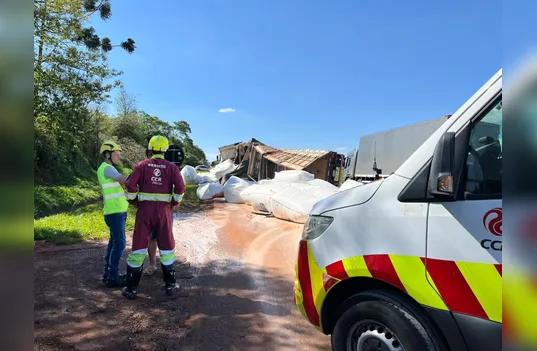 Tombamento de carreta provoca lentidão no trânsito entre Marilândia e Califórnia