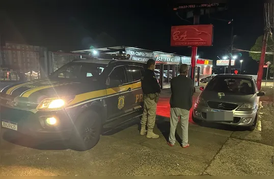 Mulher que empurrava cadeira de rodas quebra perna após ser atropelada em Apucarana