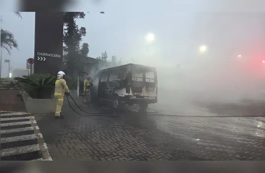 Van com estudantes pega fogo e fica completamente destruída em Apucarana