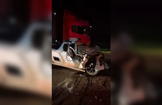 Jovem fica preso às ferragens após acidente com caminhão na BR-376 em Mauá da Serra