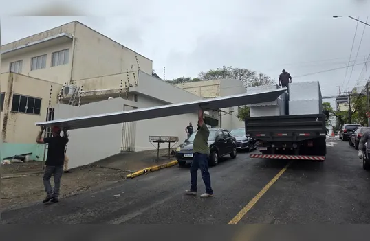 Lions Clube doa R$ 80 mil em telhas para reconstruir ONG em Apucarana