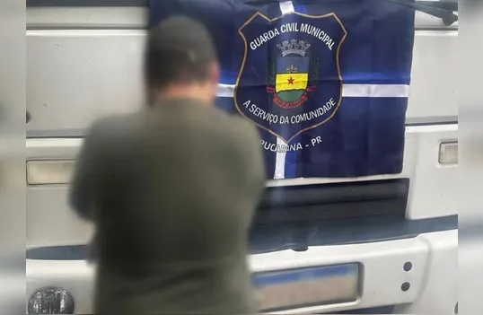 Motorista bate em carro da Prefeitura de Apucarana, foge e é preso com mandado em aberto