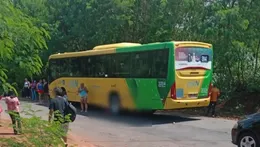 Homem teria tentado desviar de um buraco, se desequilibrou e caiu antes de ser atingido pelo coletivo