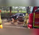 Carro bate em árvore e motorista é socorrido por família em Apucarana