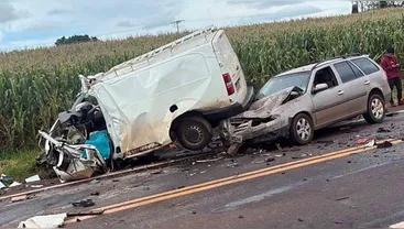 Colisão entre caminhão, van e carro na PR-466, em Ivaiporã, deixa um morto