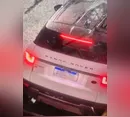 Land Rover atropela pedestre e motociclista e foge do local em Arapongas
