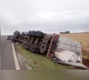 Trânsito na PR-986 é liberado após tombamento de carreta em Rolândia