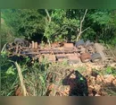 Caminhão perde os freios e cai em ribanceira na PR-170, em Novo Itacolomi