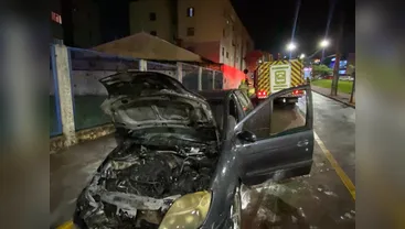 Carro pega fogo após falha mecânica em Apucarana (PR)