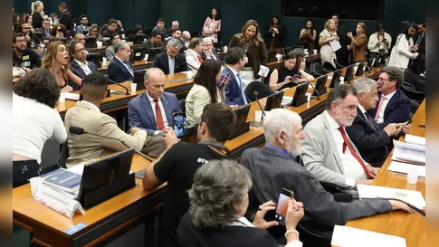Oposição pede vistas e adia votação da PEC do fim da jornada 6x1 na CCJ da Câmara