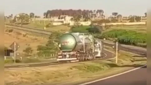 Carreta é flagrada na contramão da BR-376 no Paraná; veja o flagrante