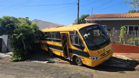 Ônibus escolar perde o freio e invade casa em Borrazópolis; morador escapa por um minuto