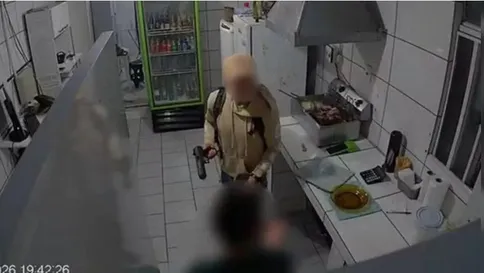 Homem que espancou atendente durante assalto é morto em troca de tiros com a polícia no Paraná