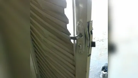 Câmeras flagram homem arrombando e furtando a casa da própria mãe em Apucarana