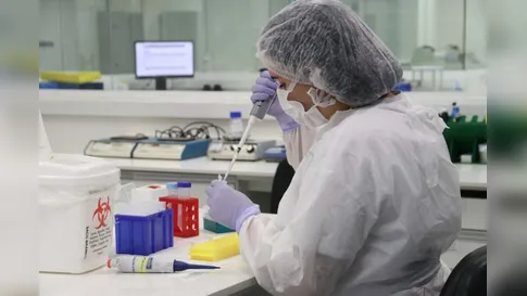 Exame de DNA em sêmen preservado soluciona crime de 2016 e polícia indicia homem por estupro no PR