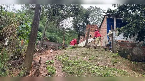 Mãe, filho e padrasto morrem soterrados enquanto dormiam durante temporal no PR