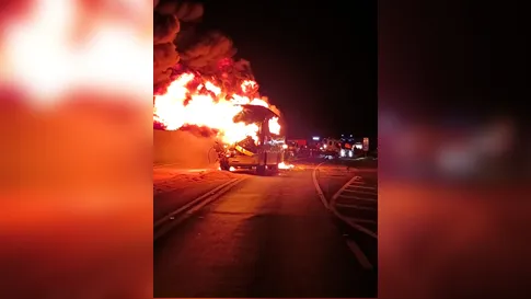 Bombeiros de folga salvam 13 pessoas de ônibus em chamas após acidente no PR