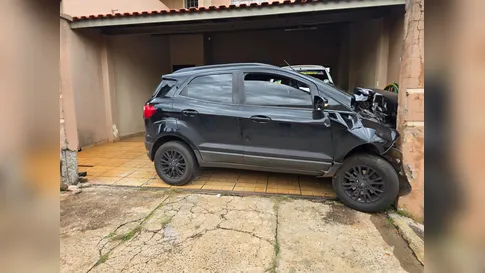 Câmera flagra momento em que veículo invade residência após colisão em Faxinal; veja