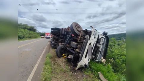 Caminhão de madeira colide com ônibus, tomba e atinge carro na PR-459; 9 ficam feridos