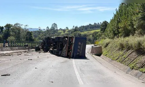 BR-376 tem pistas bloqueadas após caminhão tombar em Mauá da Serra