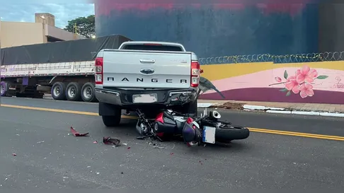 Colisão entre moto e caminhonete deixa duas pessoas feridas em Apucarana