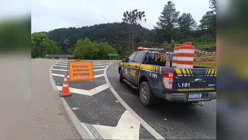 Deslizamentos e erosão interditam trechos da BR-476 no Paraná