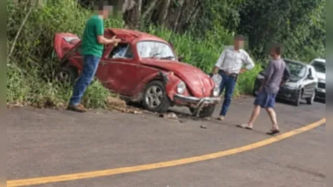 Mulher fica ferida após capotamento de Fusca em rodovia de Ivaiporã