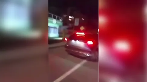 Vídeo: Crianças de 10 e 11 anos e adolescente furtam carro, dirigem pelas ruas de Florianópolis e batem em moto