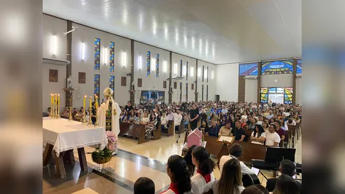 Missa de Nossa Senhora Aparecida lota a 'Igrejinha' em Apucarana; paróquia faz 60 anos