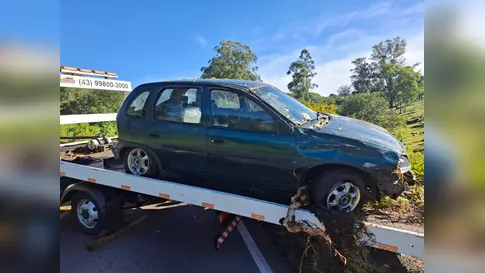 Carro bate em barranco e deixa duas idosas feridas na Rodovia do Milho