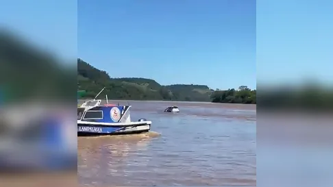 VÍDEO: distraído ao celular, motorista cai com carro de balsa no rio Uruguai no RS