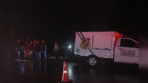 Idoso de 75 anos morre em batida frontal entre carro e caminhão na PR-466