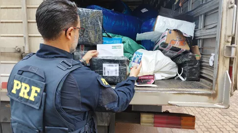 PRF apreende drogas, cigarros contrabandeados e eletrônicos em Cascavel (PR)