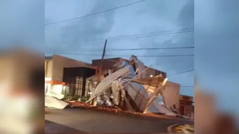 Temporal arranca teto de loja de móveis em Grandes Rios; veja o vídeo