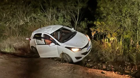 Mulher é encontrada com 14 facadas dentro de carro no PR e aponta acompanhante como autor