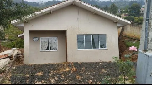 Casa desliza por barranco e fica inteira após chuvas no PR; veja o vídeo