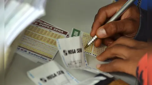 Mega-Sena acumula e prêmio vai a R$ 300 milhões; 12 apostas do PR acertam na quina
